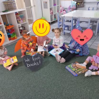 Children with books and a We love books sign
